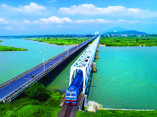 Năm 2018, Lonely Planet, một trong những nhà xuất bản sách hướng dẫn du lịch lớn nhất thế giới, đã xếp tuyến đường sắt Bắc - Nam (Việt Nam) với khoảng cách 1.726 km, đứng đầu danh sách 8 điểm đến có hành trình du lịch tàu hoả đáng trải nghiệm trên thế giới.